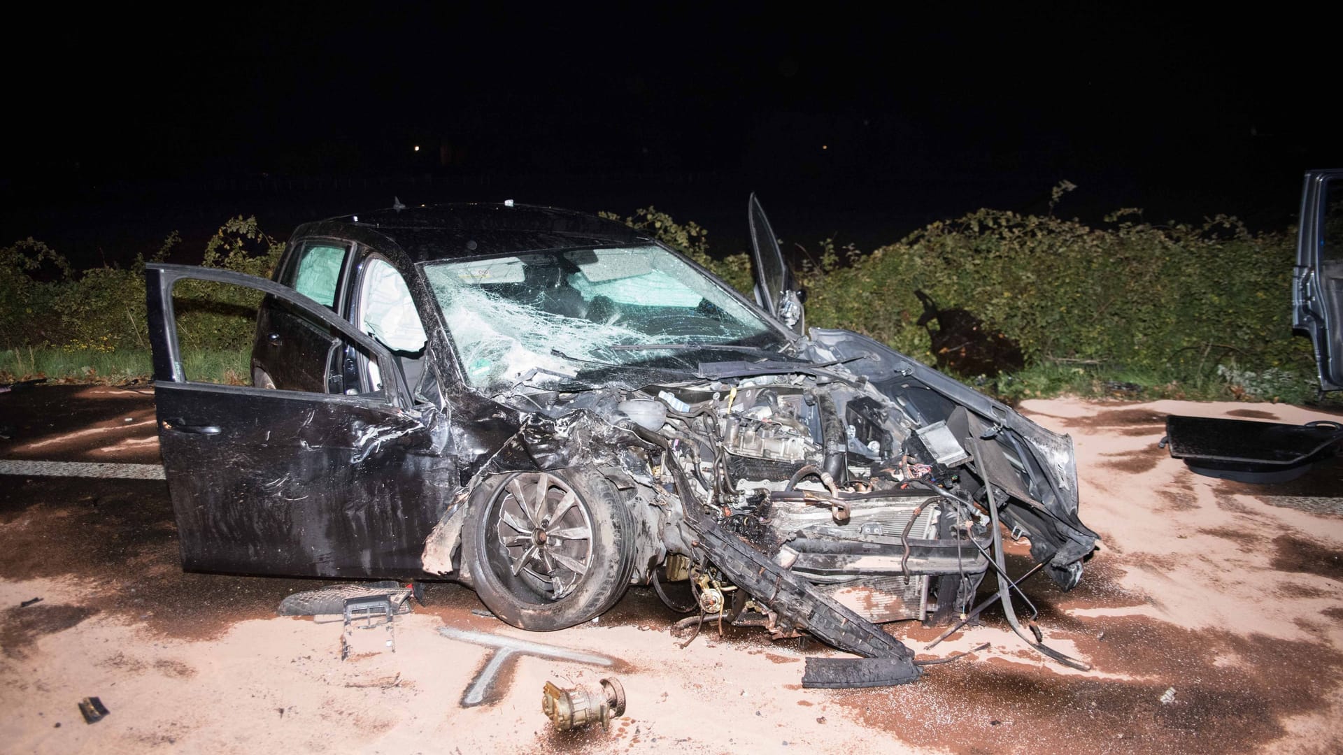 Ein zerstörtes Auto steht nach einem Unfall in Jülich auf der Straße.