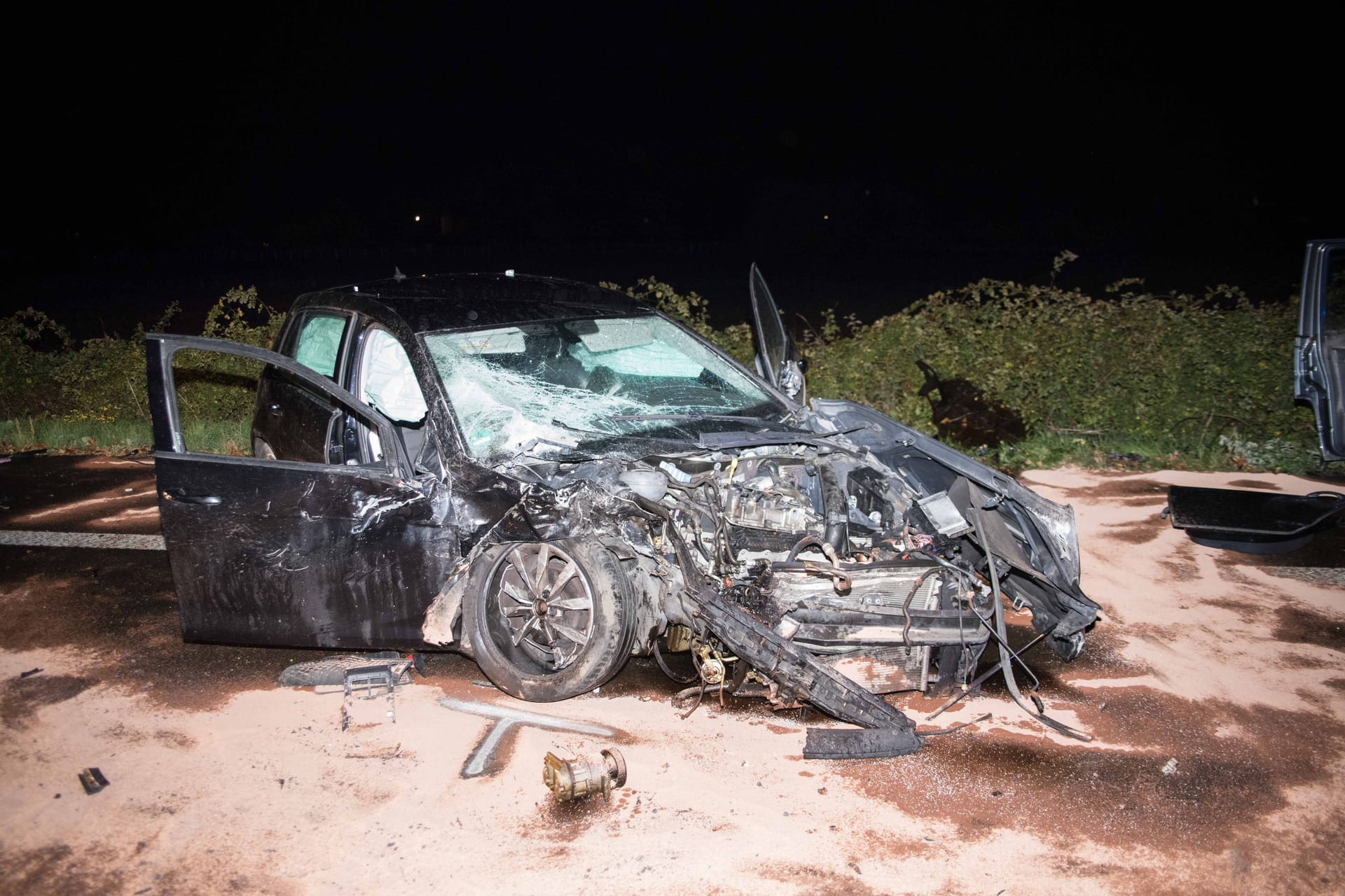 Ein zerstörtes Auto steht nach einem Unfall in Jülich auf der Straße.