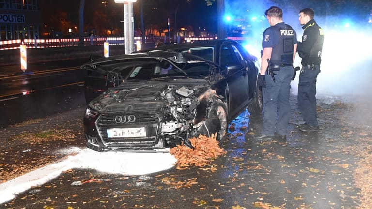 Unfallwagen in Berlin-Spandau: Der Fahrer wurde im Auto eingeklemmt.
