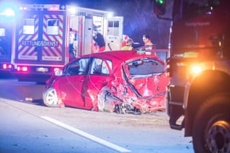 Das Wrack des Toyota: Die Fahrerin des Wagens kam mit lebensgefährlichen Verletzungen ins Krankenhaus.