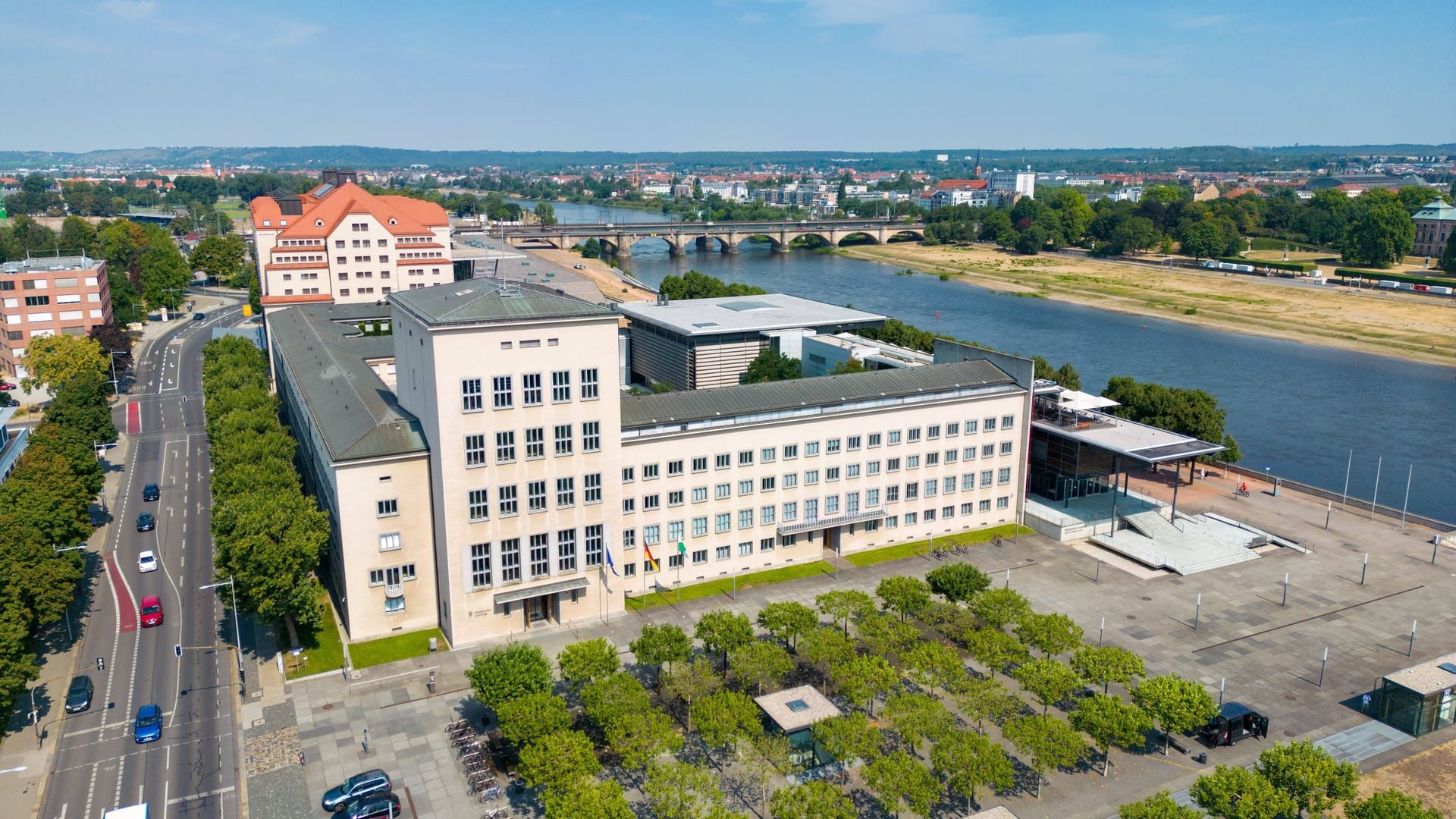 Der Sächsische Landtag in Dresden (Archivbild): Würde das Parlament verkleinert, könnte je Legislaturperiode etwa 11,5 Millionen Euro gespart werden, heißt es.