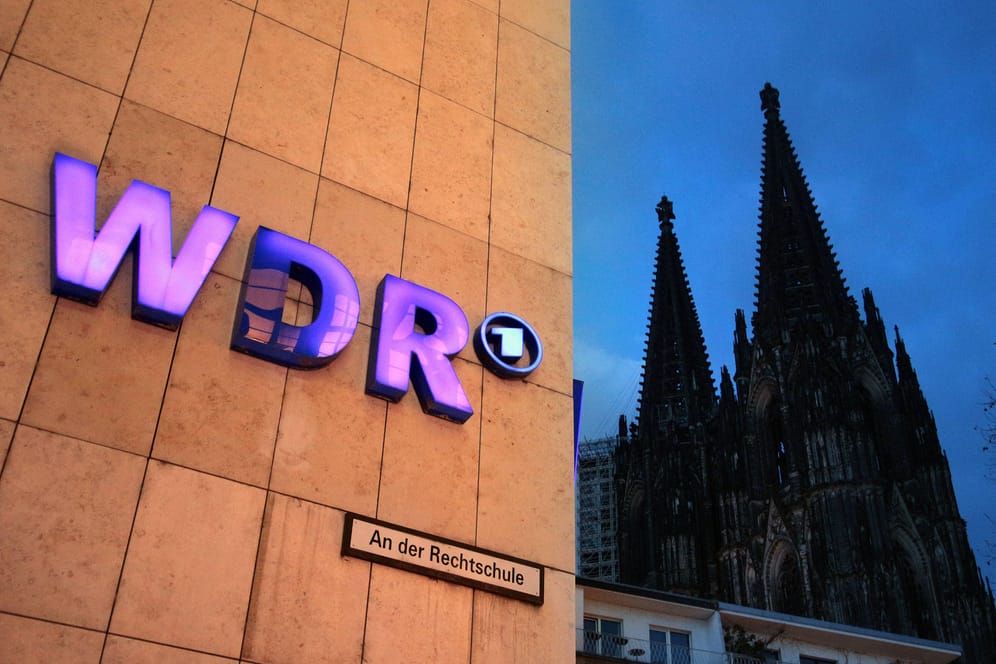 WDR-Logo am Sendehaus in Köln (Archivbild): Der DJV fordert alle WDR-Beschäftigten in NWR zum Streik auf.