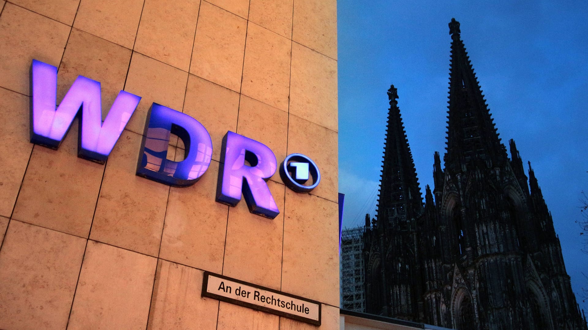 WDR-Logo am Sendehaus in Köln (Archivbild): Der DJV fordert alle WDR-Beschäftigten in NWR zum Streik auf.