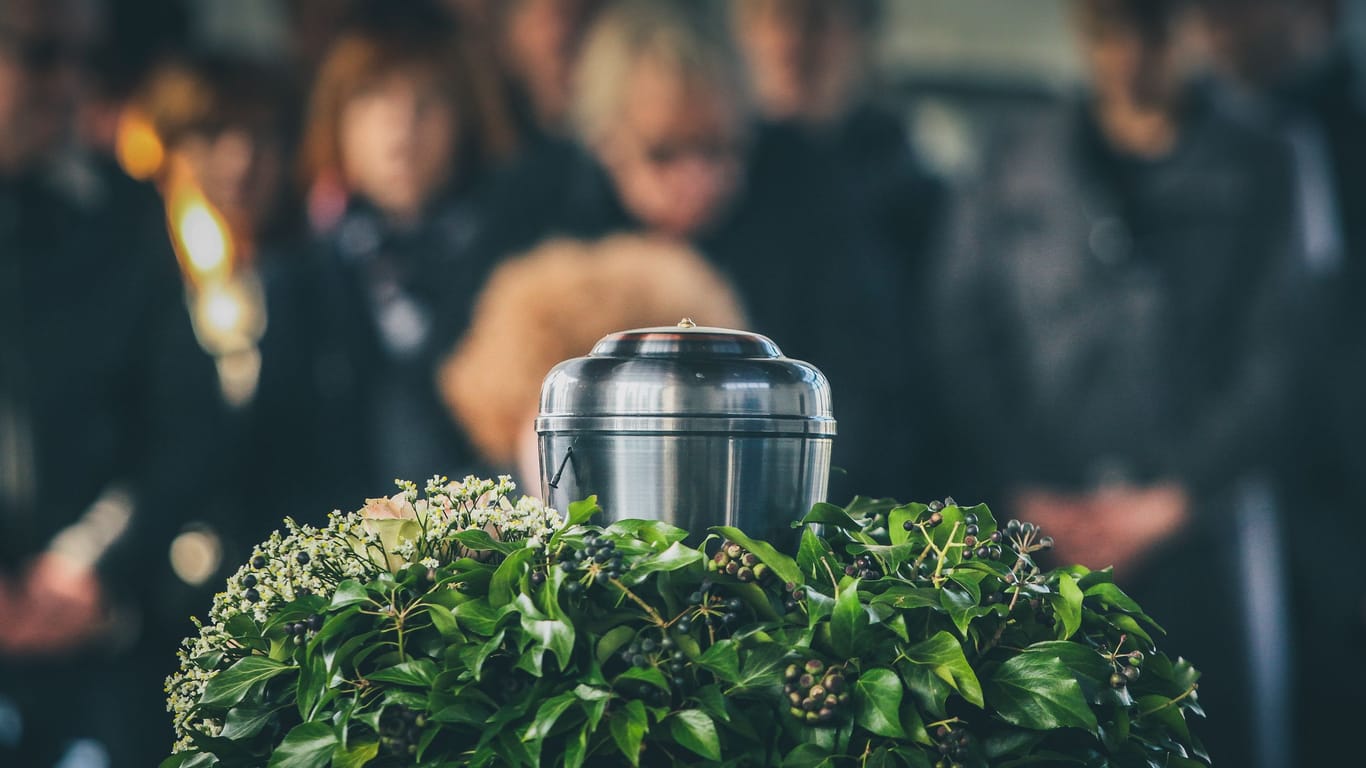 Wohin mit der Urne: Bisher können Hinterbliebene nach einer Einäscherung nur zwischen dem Friedhof und hoher See entscheiden.