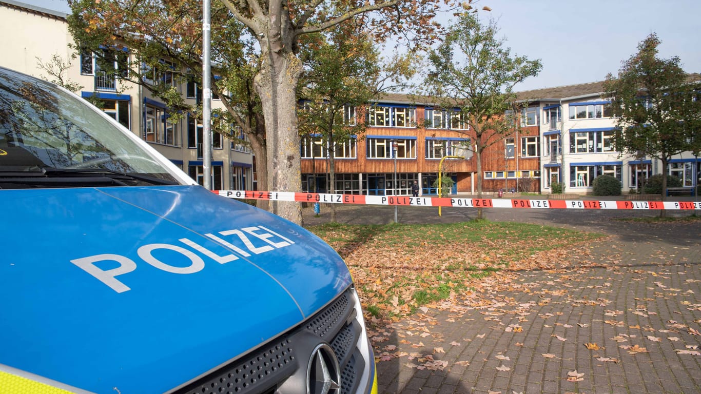 Polizeiwagen vor dem Schulzentrum: hier wir derzeit nach einer Bombe gesucht.