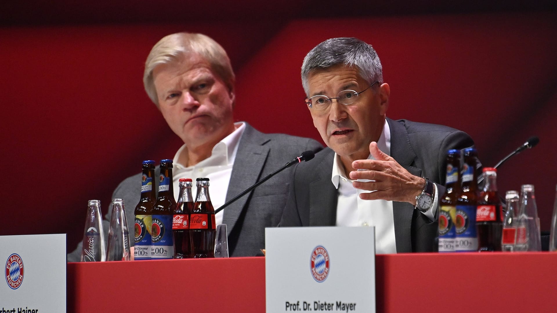 Herbert Hainer mit Oliver Kahn (l.): Der Bayern-Präsident ist bei der Mitgliederversammlung mit großer Mehrheit erneut zum Kluboberhaupt gewählt worden.