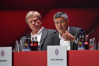 Herbert Hainer mit Oliver Kahn (l.): Der Bayern-Präsident ist bei der Mitgliederversammlung mit großer Mehrheit erneut zum Kluboberhaupt gewählt worden.
