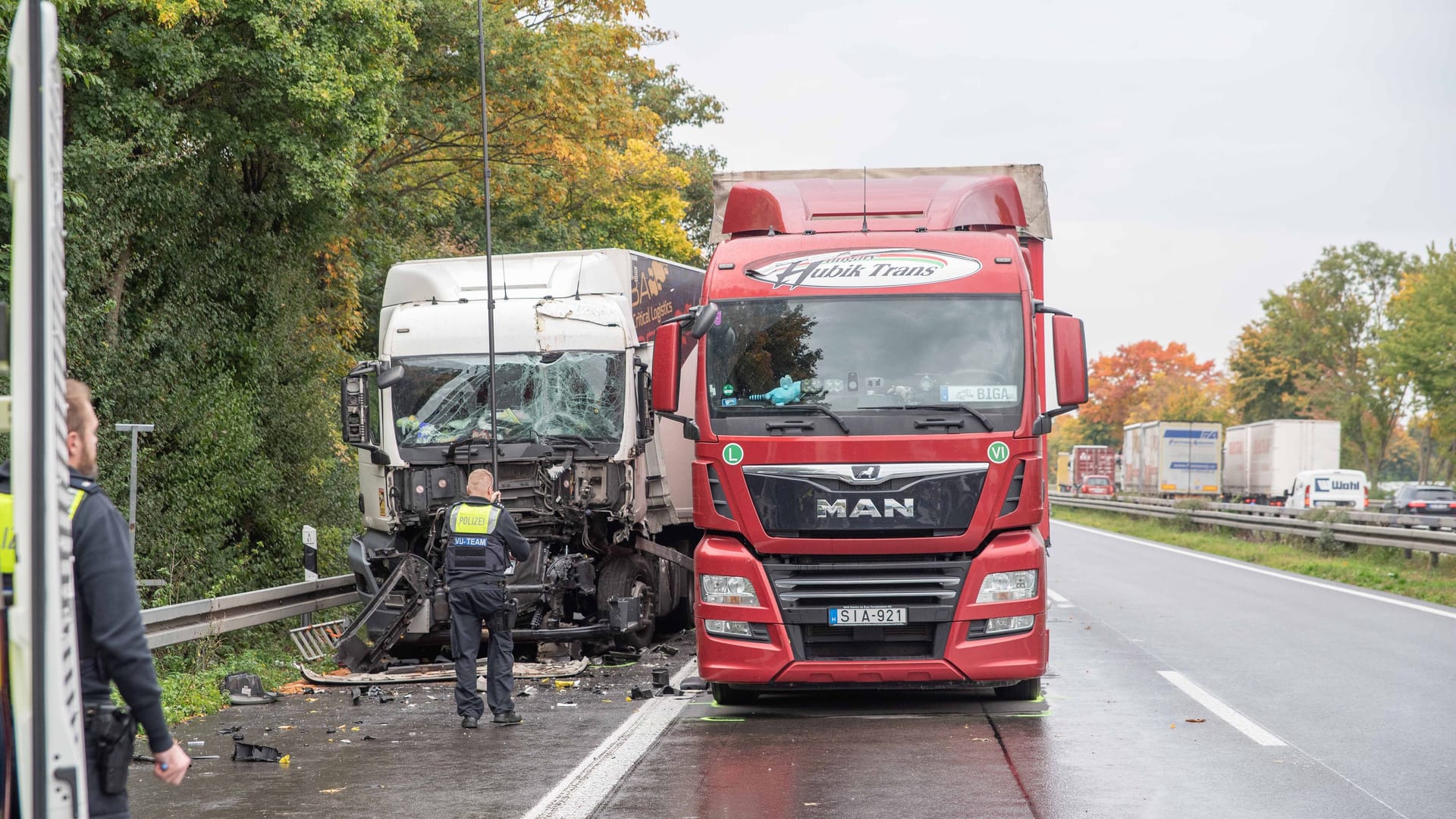 Beide Lkw stehen nebeneinander auf der Autobahn: Der Unfallfahrer wurde schwer verletzt.