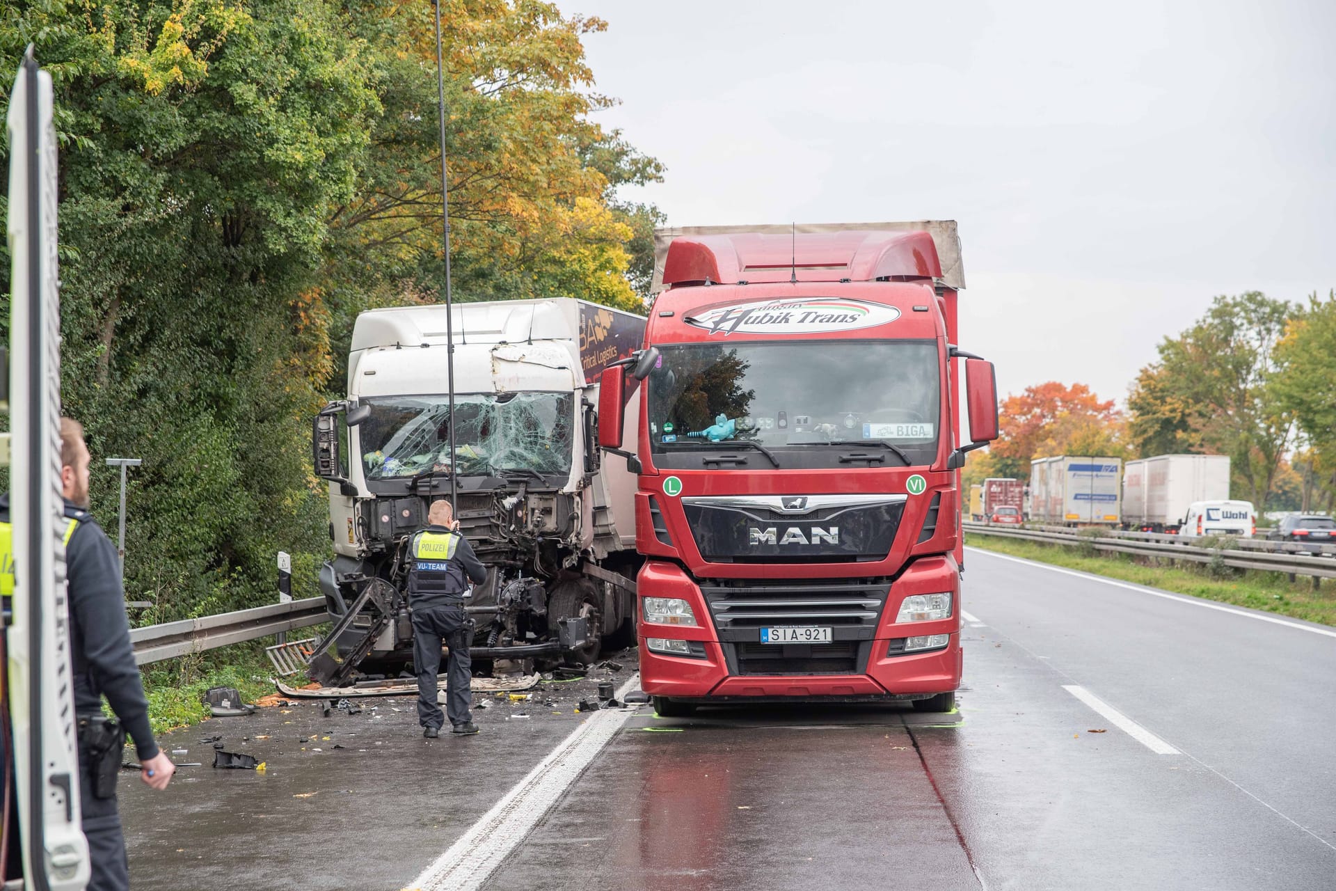 Beide Lkw stehen nebeneinander auf der Autobahn: Der Unfallfahrer wurde schwer verletzt.