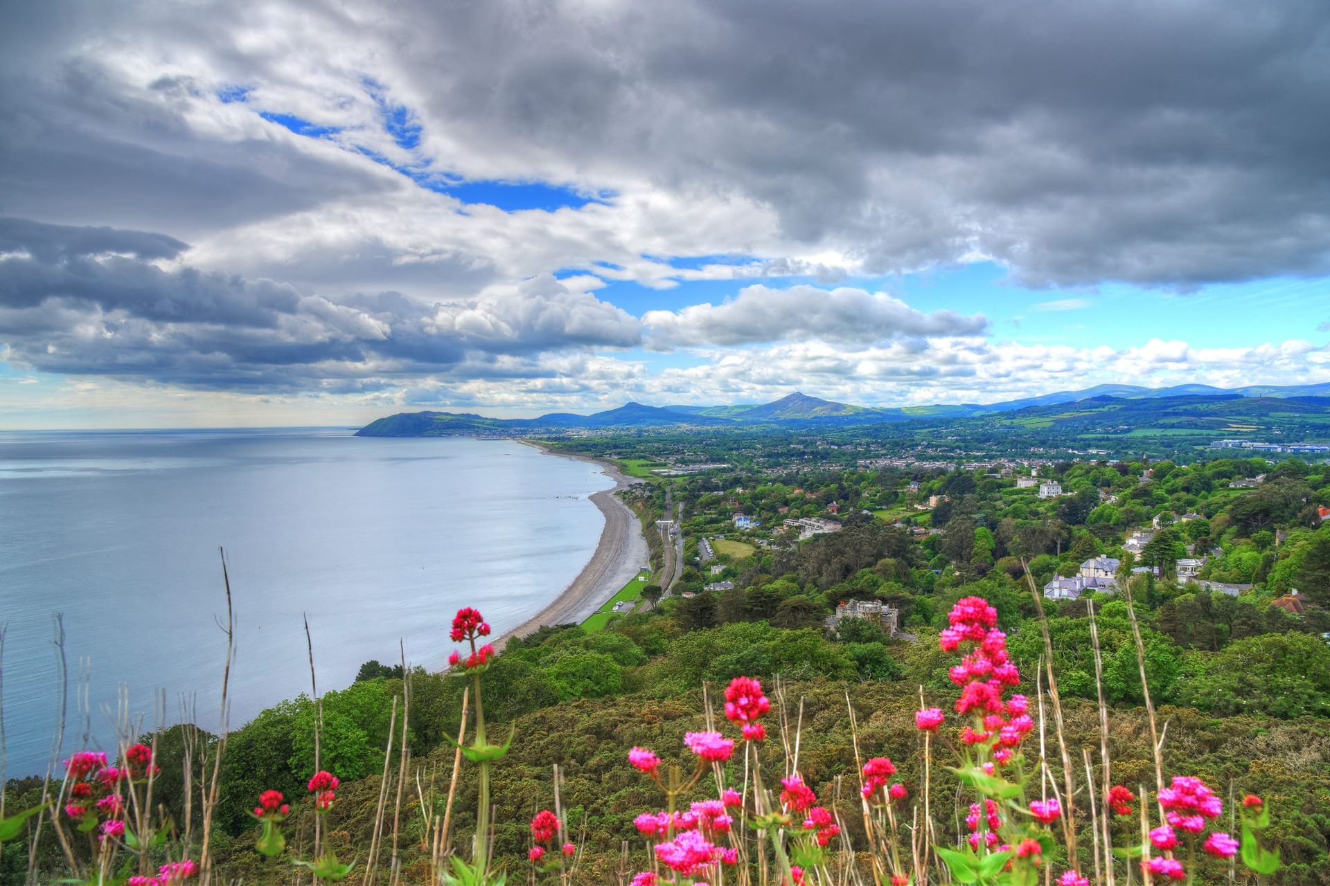 Traumhafte Aussicht: Nur wenige Zugminuten von Dublin entfernt bietet sich in Killiney ein beeindruckender Blick über die Küstenlinien und Strände.