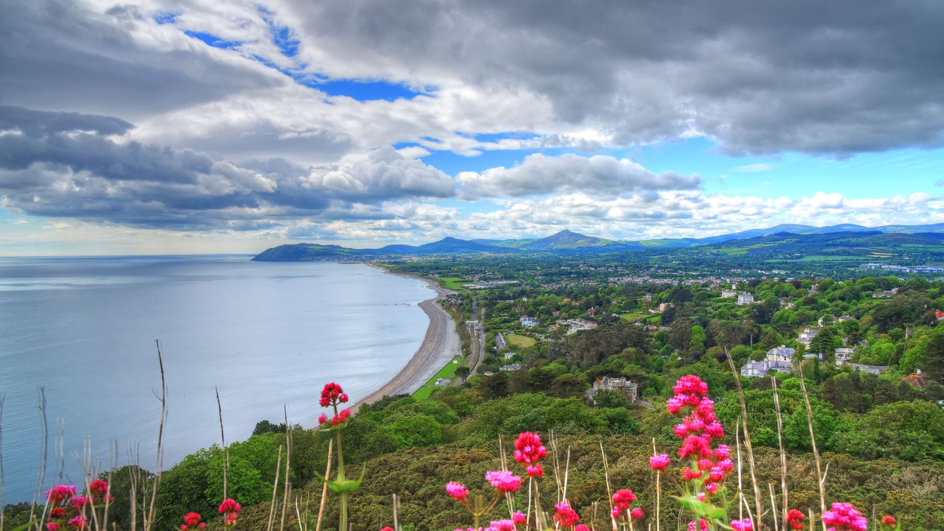 Traumhafte Aussicht: Nur wenige Zugminuten von Dublin entfernt bietet sich in Killiney ein beeindruckender Blick über die Küstenlinien und Strände.