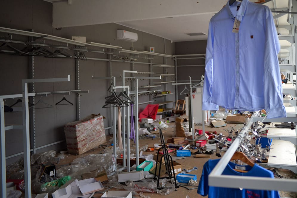 Ein zerstörtes Geschäft für Kleidung in Kiew. (Bild vom 25. April 2022)