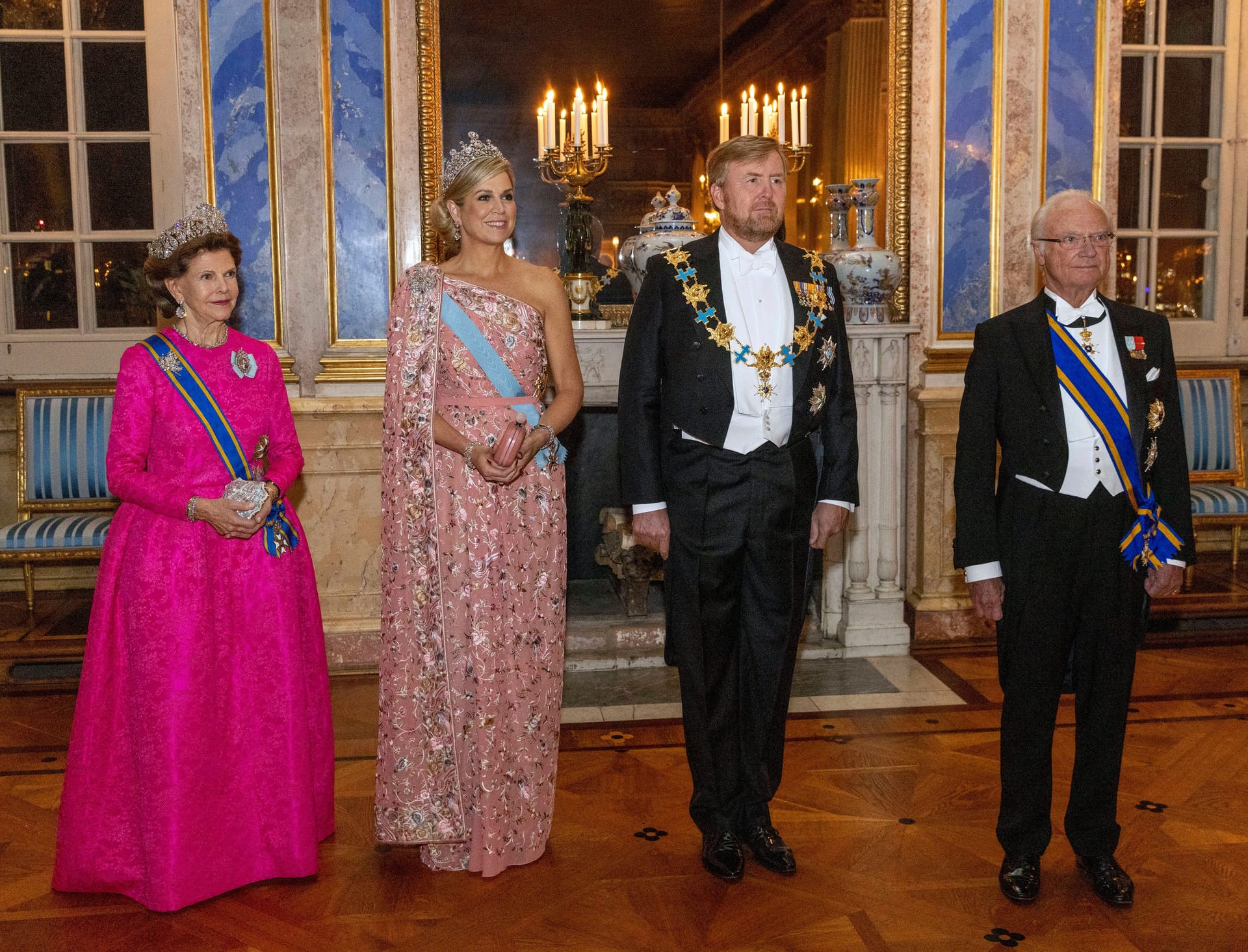 Königin Silvia wählte hierfür ein auffälliges Kleid in Pink, Königin Máxima setzte auf eine Robe in Altrosa.