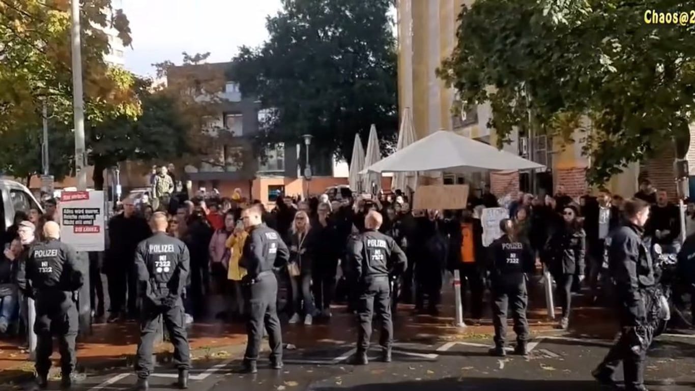 Ein YouTube-Clib zeigt die Teilnehmer des Gegenprotests beim Baerbock-Auftritt. Die Personenanzahl übertrifft die Einschätzung der Polizei eher nicht.