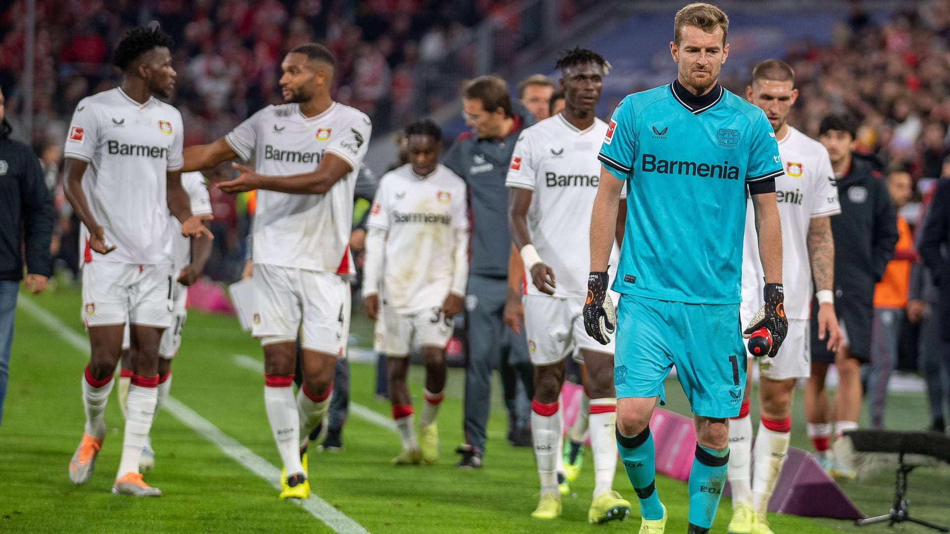 Lukas Hradecky (r.): Der Bayer-Keeper musste gegen die Bayern viermal hinter sich greifen. Lukas Hradecky (r.): Der Bayer-Keeper musste gegen die Bayern viermal hinter sich greifen.