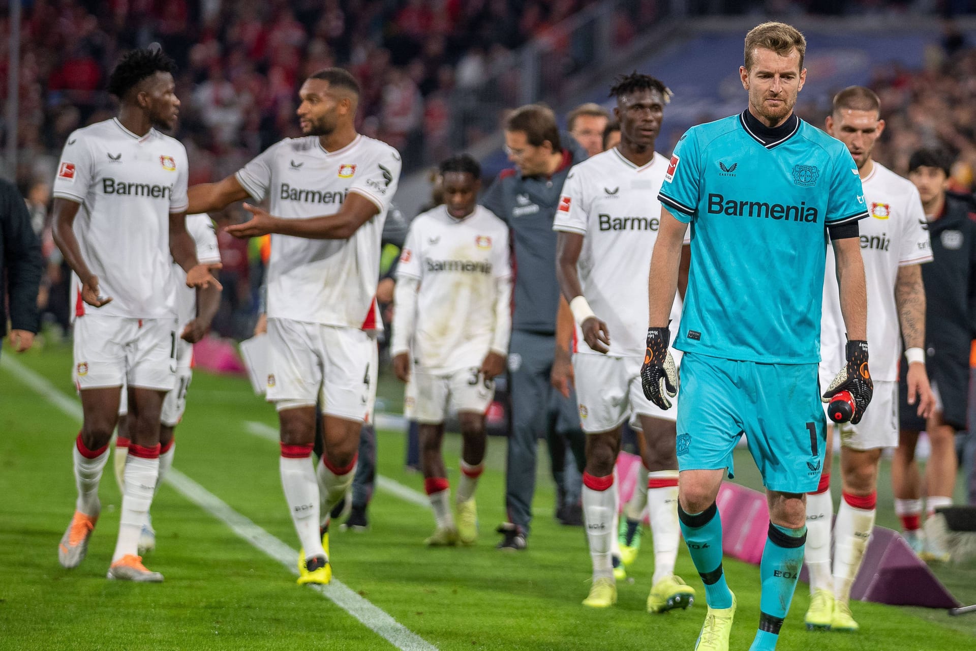 Lukas Hradecky (r.): Der Bayer-Keeper musste gegen die Bayern viermal hinter sich greifen.