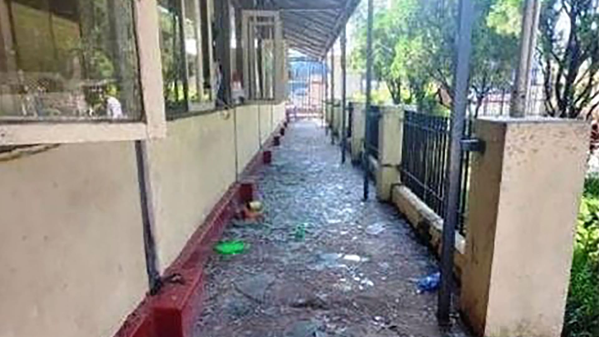 Ein Gang am Gefängnis: In Myanmar sind mindestens acht Menschen bei einem Bombenanschlag getötet worden. Ein Gang am Gefängnis: In Myanmar sind mindestens acht Menschen bei einem Bombenanschlag getötet worden.