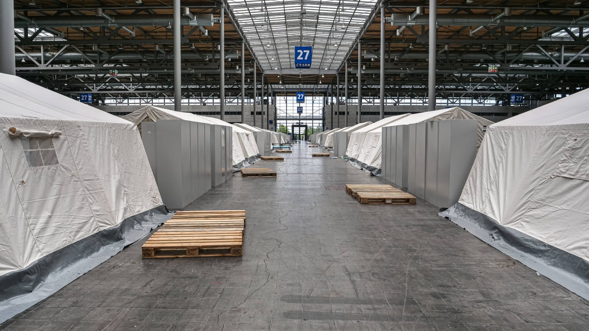 Zelte in einer Messehalle in Hamburg (Archivbild): Eine ähnliche Unterkunft soll jetzt wieder entstehen. Zelte in einer Messehalle in Hamburg (Archivbild): Eine ähnliche Unterkunft soll jetzt wieder entstehen.