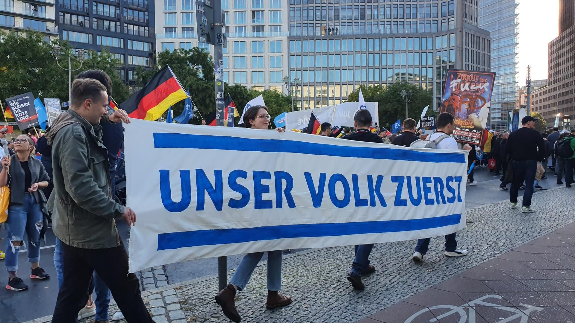 "Unser Volk zuerst": Vor allem die Jugendverbände der AfD traten lautstark auf.