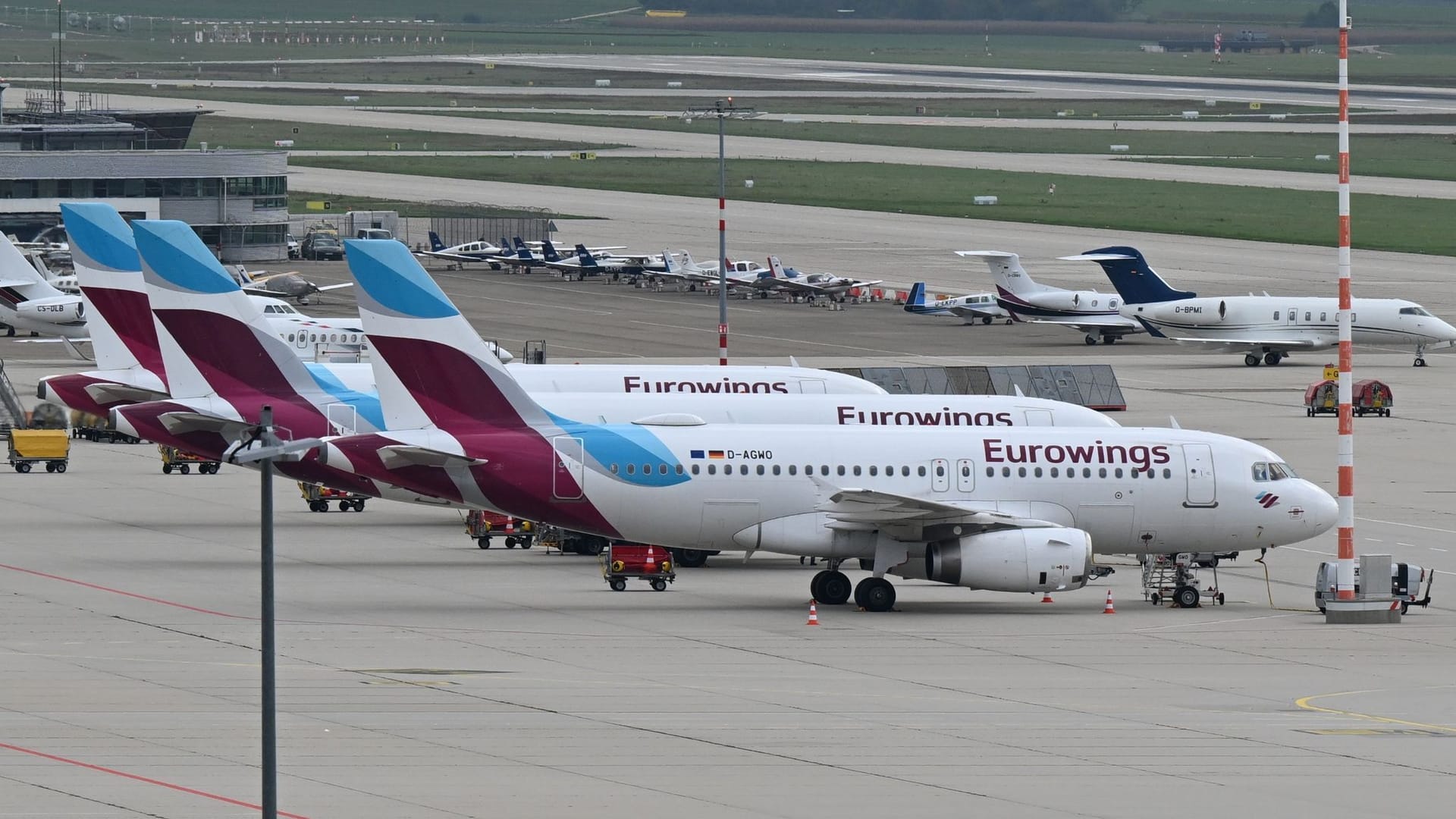 Maschinen der Fluggesellschaft Eurowings: Die Piloten fordern eine Reduzierung der Arbeitsbelastung. Maschinen der Fluggesellschaft Eurowings: Die Piloten fordern eine Reduzierung der Arbeitsbelastung.