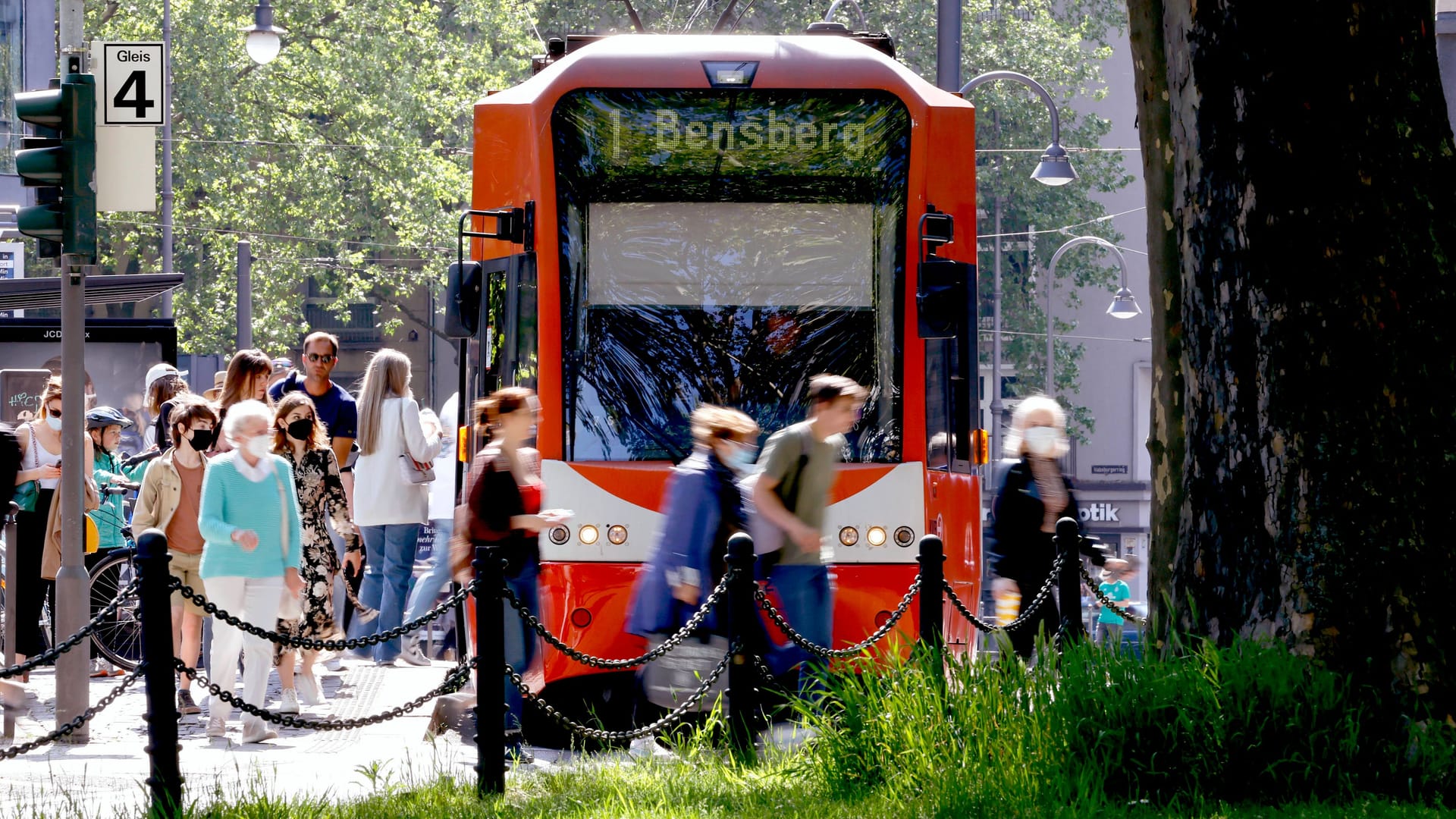 Eine KVB-Bahn der Linie 1 in Richtung Brück auf der Aachener Straße in Richtung Neumarkt (Archivbild): Die KVB ziehen viele Fahrzeuge aus dem Verkehr. Eine KVB-Bahn der Linie 1 in Richtung Brück auf der Aachener Straße in Richtung Neumarkt (Archivbild): Die KVB ziehen viele Fahrzeuge aus dem Verkehr.