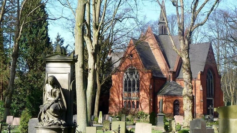 Verwunschene Atmosphäre: Ein besonderes Highlight auf dem Riensberger Friedhof in Bremen ist die alte Backsteinkapelle.