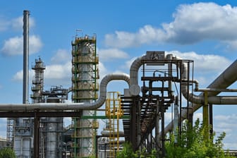 Raffinerie Schwedt/Oder: Die Versorgungssicherheit in Deutschland ist nach Einschätzung des Bundeswirtschaftsminsiteriums trotz der Beschädigung der Ölpipeline Druschba gewährleistet.