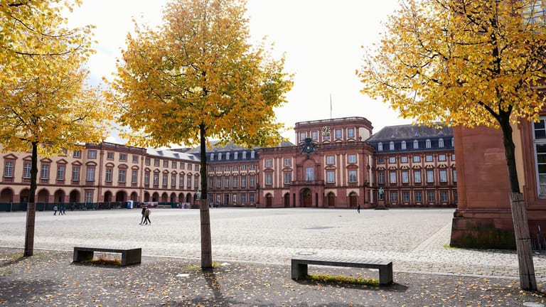 Historisches Barockschloss: Wo früher Kurfürsten residierten, befindet sich heute die Universität der Stadt.