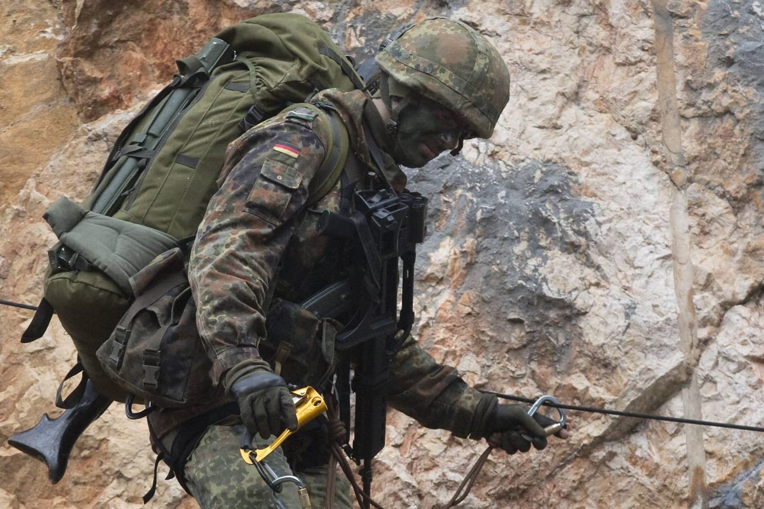 Ein Gebirgsjäger in Bad Reichenhall (Symbolbild): Zur Kaserne gehört auch ein Soldat, der sich massiv radikalisiert hat.