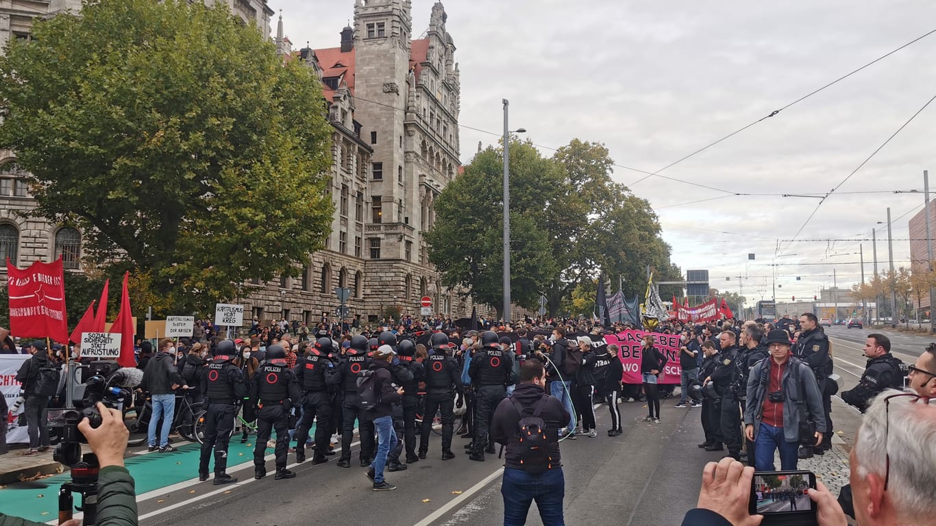 Polizeieinsatz bei einer Demo gegen steigende Preise in Leipzig. An der Veranstaltung nahmen deutlich weniger Leute teil, als erwartet. Polizeieinsatz bei einer Demo gegen steigende Preise in Leipzig. An der Veranstaltung nahmen deutlich weniger Leute teil, als erwartet.