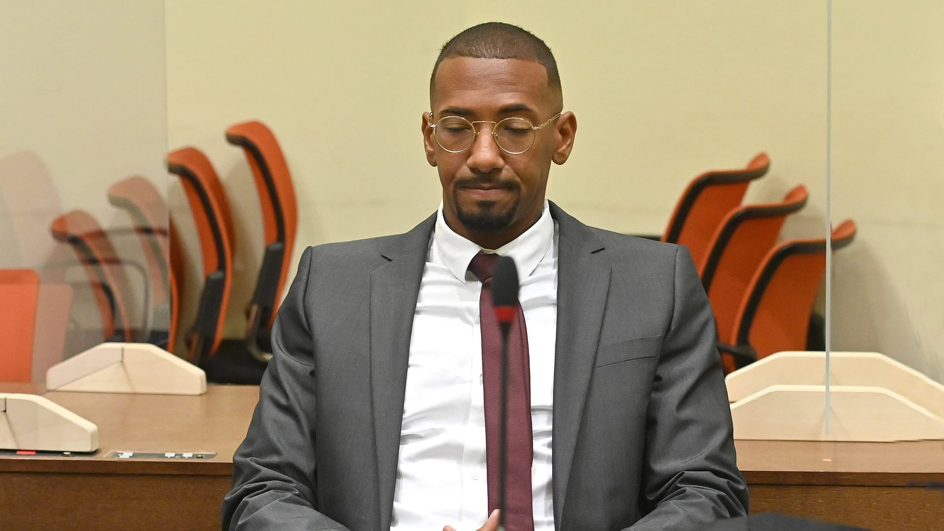 Jerome Boateng im Gerichtssaal in München. Beim Berufungsprozess verteidigt er sich gegen eine 1,8-Millionen-Euro-Gedlstrafe wegen häuslicher Gewalt. Jerome Boateng im Gerichtssaal in München. Beim Berufungsprozess verteidigt er sich gegen eine 1,8-Millionen-Euro-Gedlstrafe wegen häuslicher Gewalt.