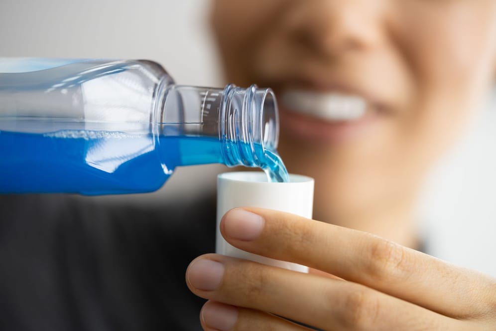 Mundspülungen im Test: Die Stiftung Warentest untersuchte 20 Produkte und fällt ein positives Urteil.