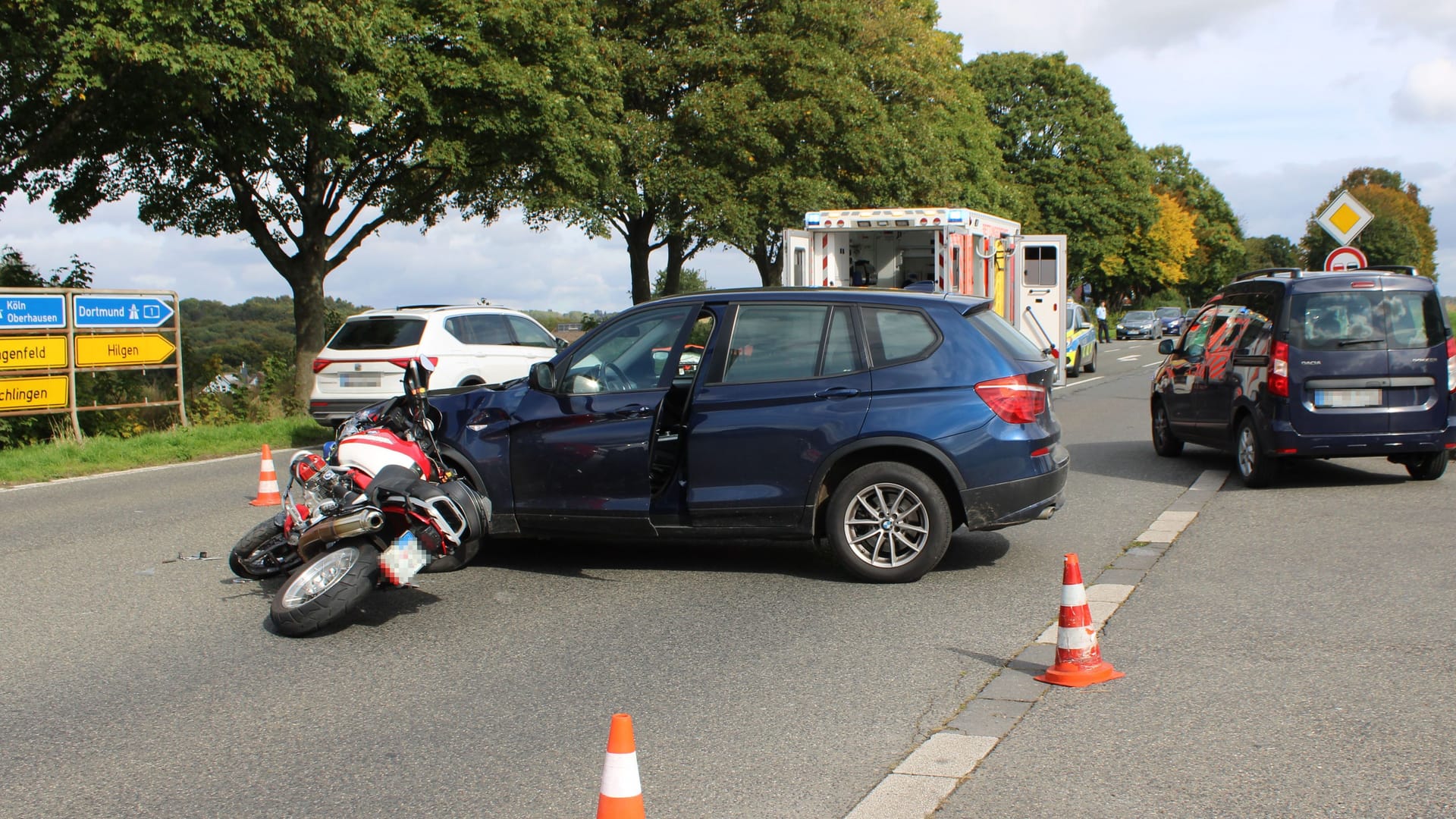 Im Einmündungsbereich kam es zum Zusammenstoß zwischen dem Motorrad und dem Pkw: Beide Fahrzeuge mussten abgeschleppt werden.