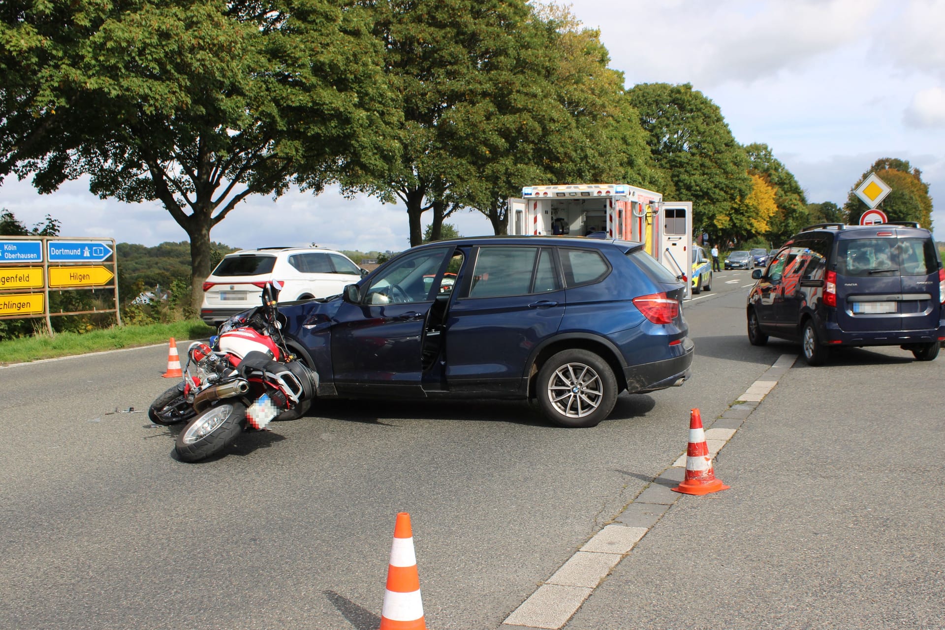 Im Einmündungsbereich kam es zum Zusammenstoß zwischen dem Motorrad und dem Pkw: Beide Fahrzeuge mussten abgeschleppt werden.