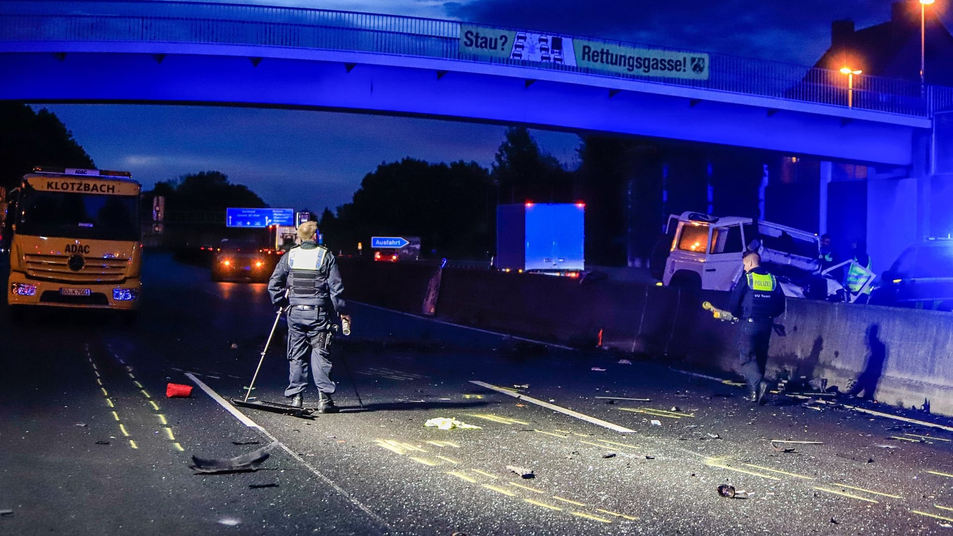 Das Trümmerfeld des Unfalls: Der Landrover wurde durch die Wucht des Aufpralls auf die entgegengesetzte Fahrbahn geschleudert.