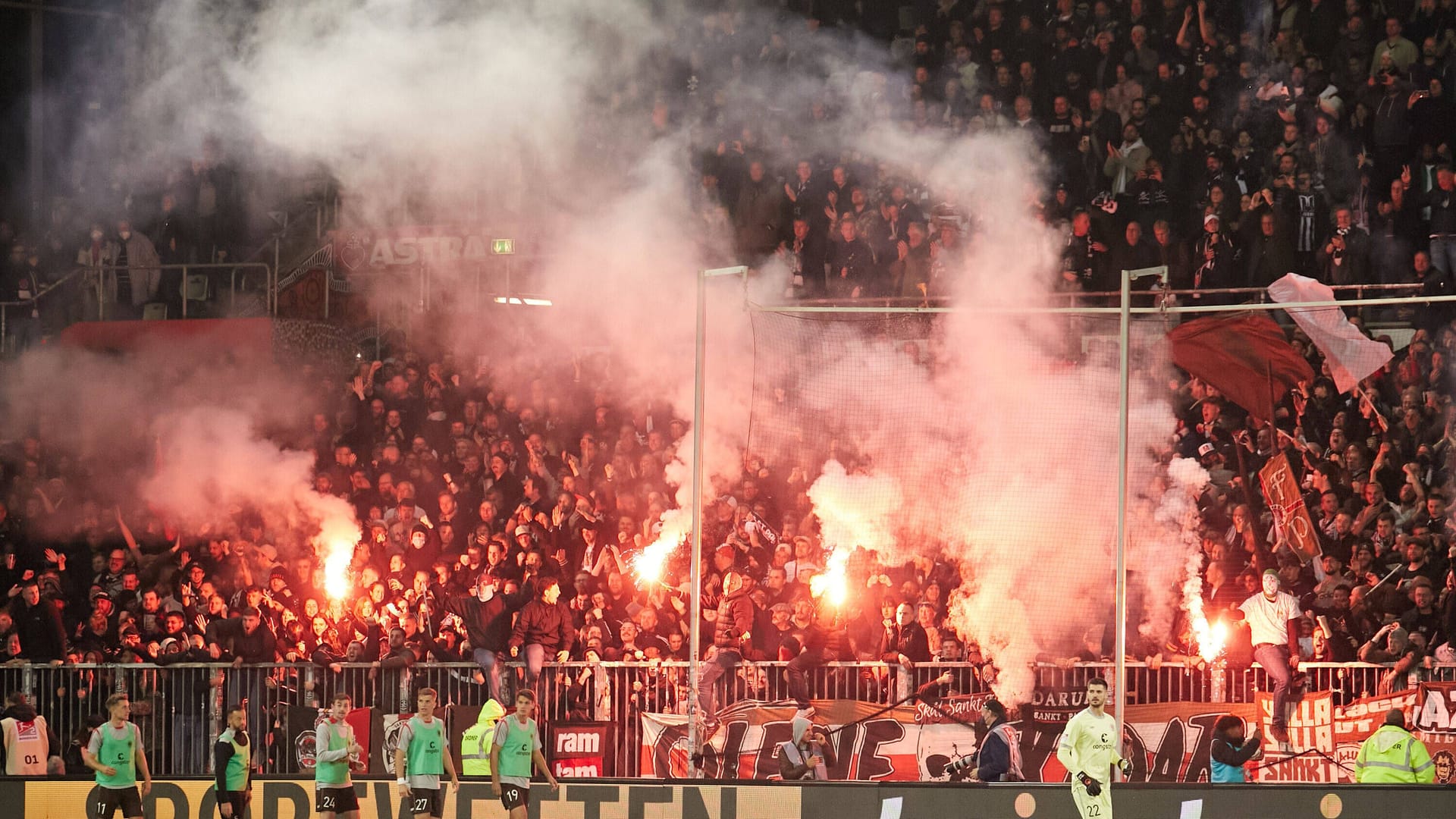 Pyrotechnik auf der Tribüne: Das Derby verliefe auf den Rängen und auf dem Platz hitzig.