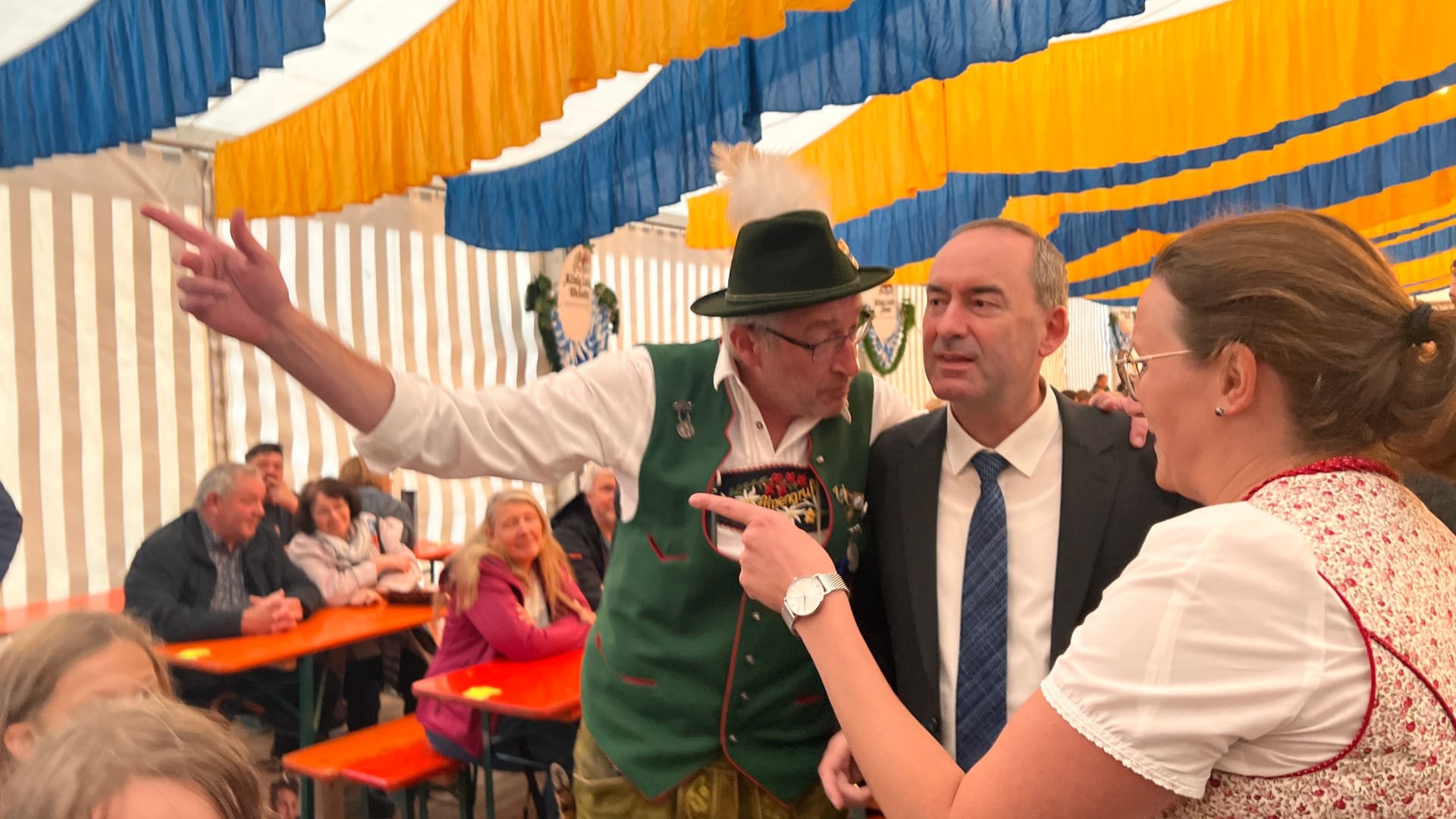 Schwabmünchen: Hubert Aiwanger wird zur Bühne in einem Festzelt geführt