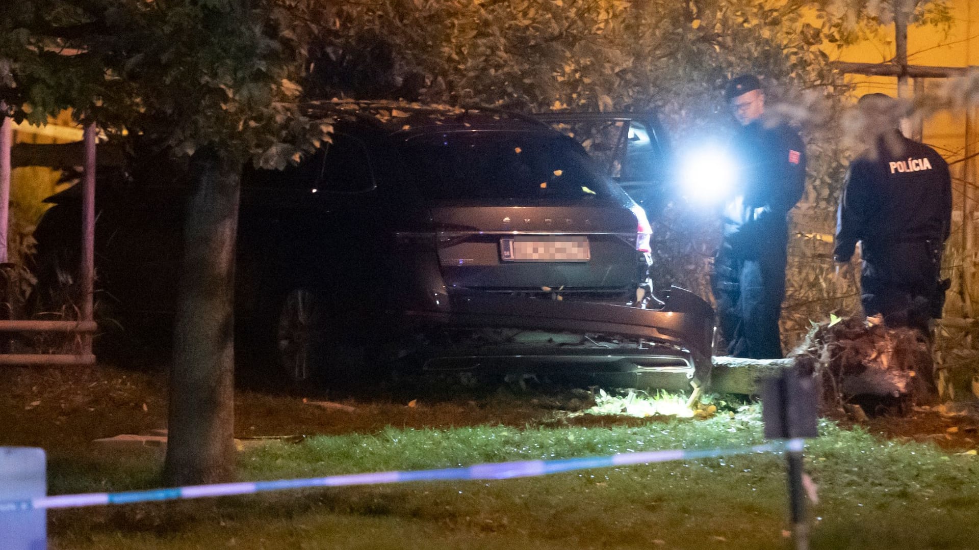 Polizisten arbeiten an der Unfallstelle an einer Bushaltstelle. Im Zentrum der slowakischen Hauptstadt Bratislava ist ein Auto in eine Bushaltestelle gefahren. Polizisten arbeiten an der Unfallstelle an einer Bushaltstelle. Im Zentrum der slowakischen Hauptstadt Bratislava ist ein Auto in eine Bushaltestelle gefahren.