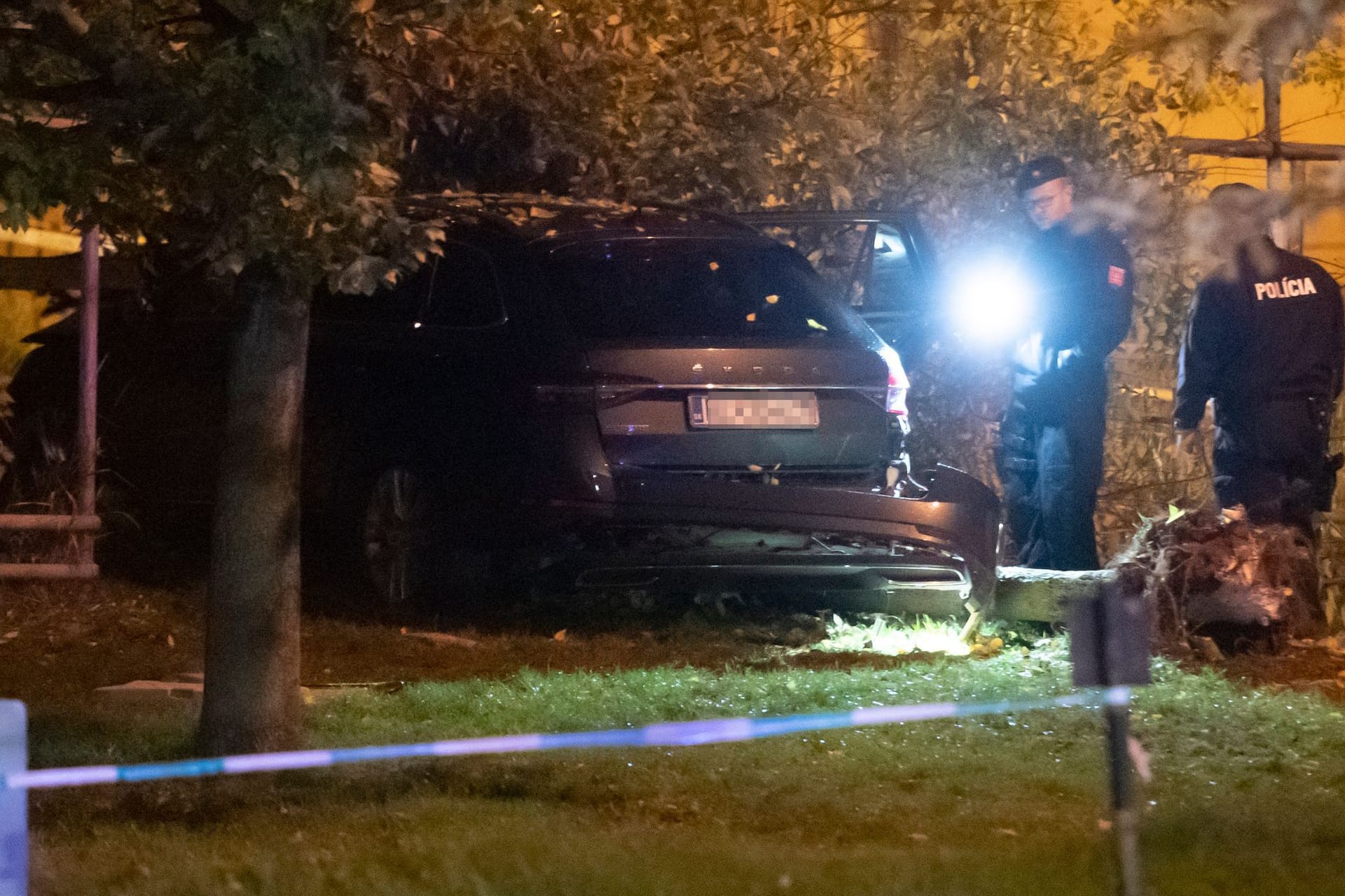 Polizisten arbeiten an der Unfallstelle an einer Bushaltstelle. Im Zentrum der slowakischen Hauptstadt Bratislava ist ein Auto in eine Bushaltestelle gefahren.