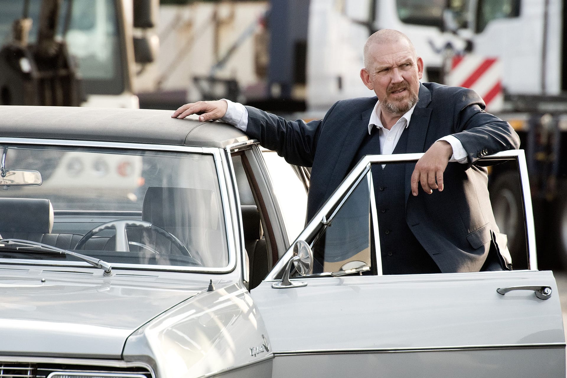 "Tatort"-Kommissar Alfred Schenk mit einem alten Opel (Archivbild): Bei der Auswahl der Autos für den Kölner "Tatort" steht der Requisiteur vor besonderen Herausforderungen.