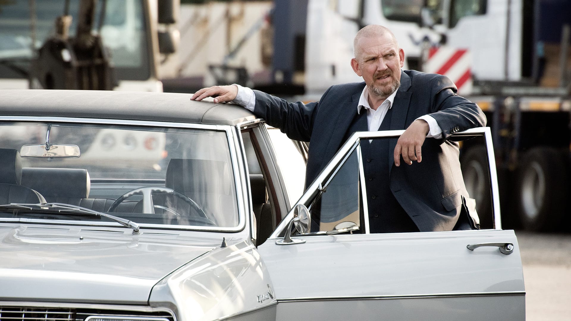 "Tatort"-Kommissar Alfred Schenk mit einem alten Opel (Archivbild): Bei der Auswahl der Autos für den Kölner "Tatort" steht der Requisiteur vor besonderen Herausforderungen.