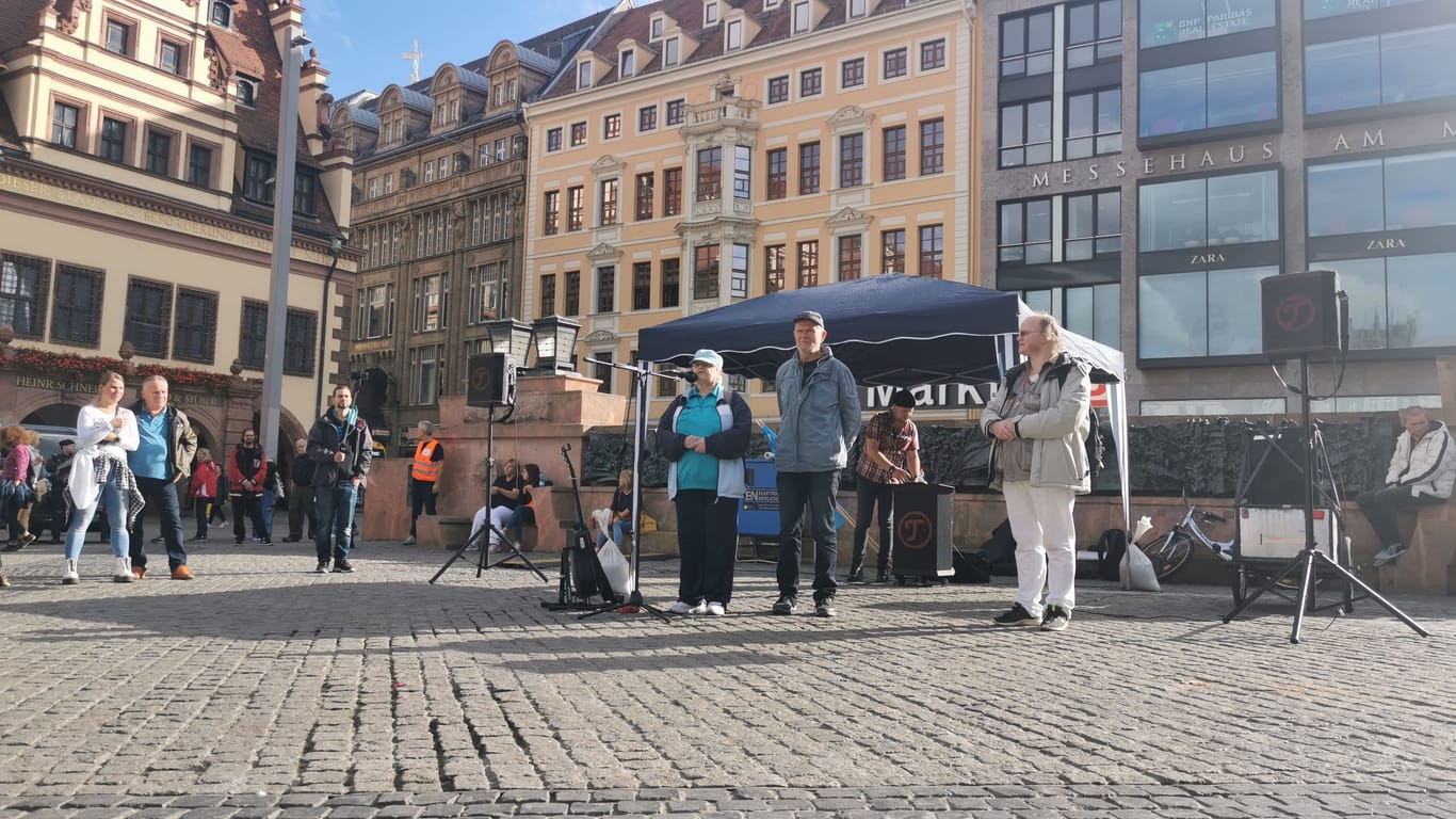 Edith Tust und Bernd Ringel stehen am Mikrofon bei einer Leipziger Demo. Auch Rechte beschweren sich über aus ihrer Sicht zu hohe Preise.