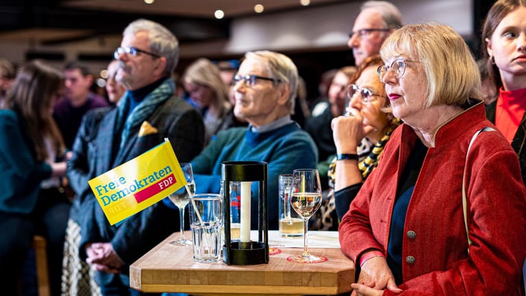 Parteimitglieder der FDP auf der Wahlparty: Noch ist unklar, ob es die FDP wieder in den Landtag schafft.