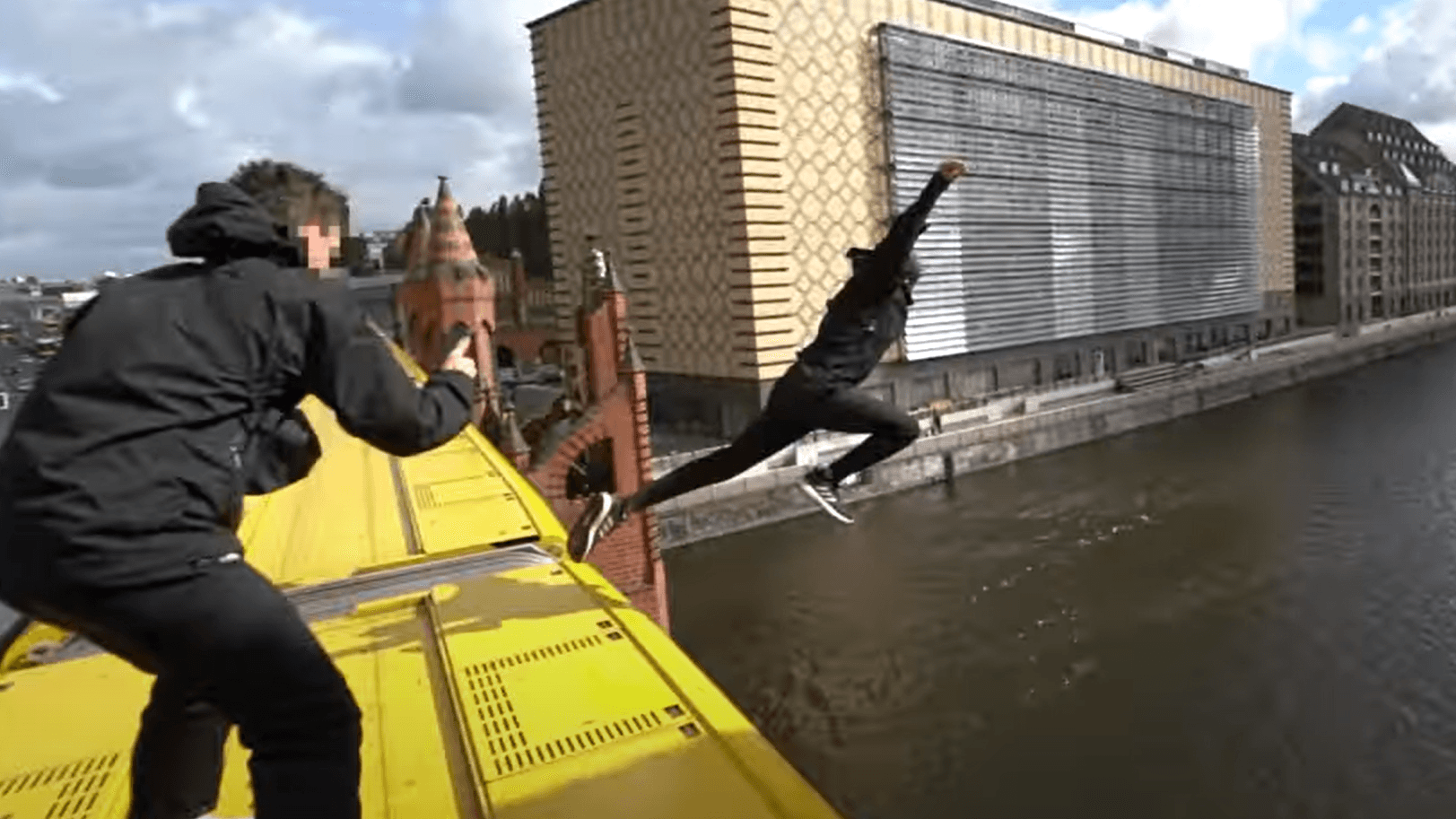 Sprung von der Oberbaumbrücke: Der Mann verfehlte einen Brückenpfeiler nur knapp.