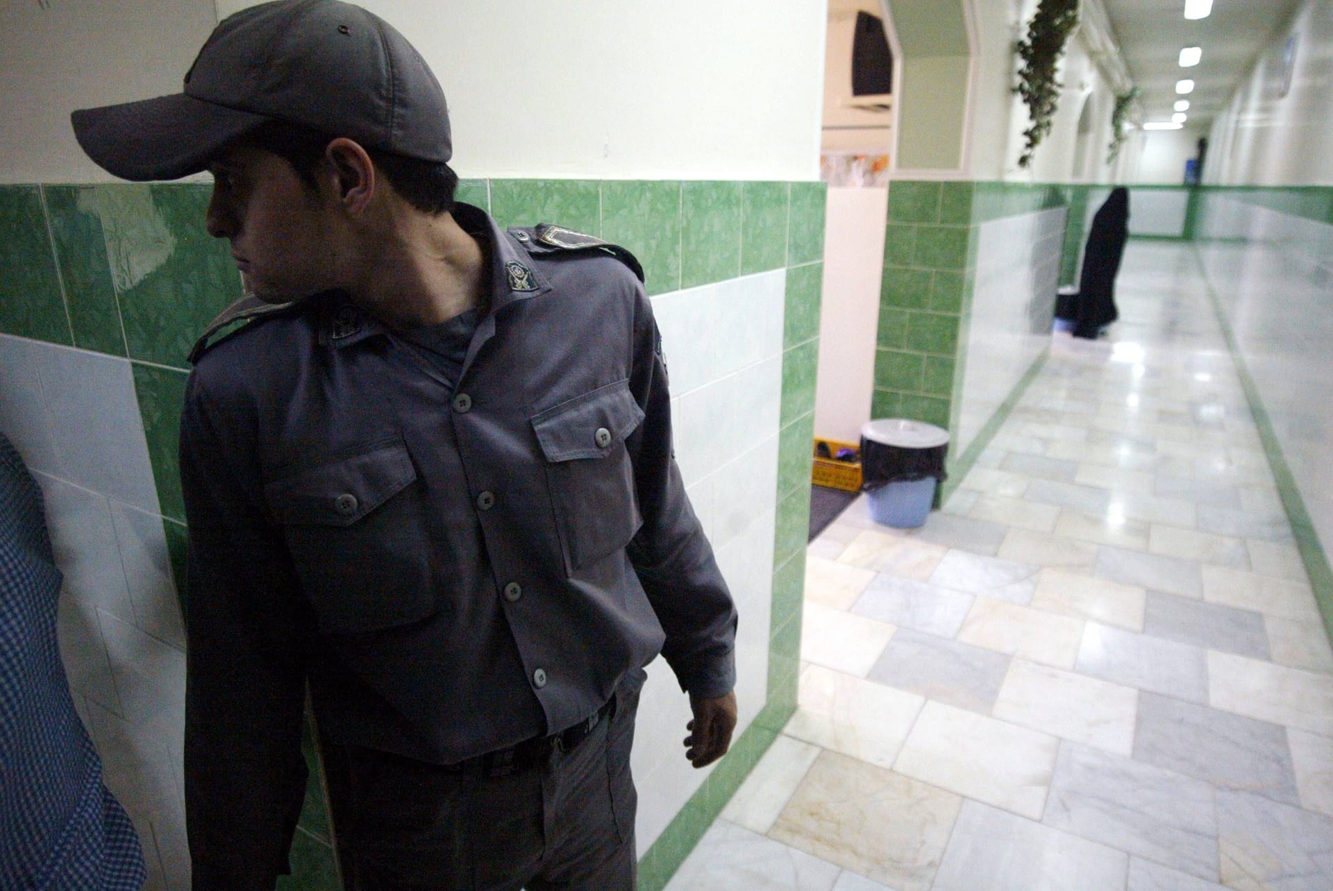 Ein Polizist im berüchtigten Evin-Gefängnis in Teheran (Archivbild): Am Samstag brach eine Meuterei aus.