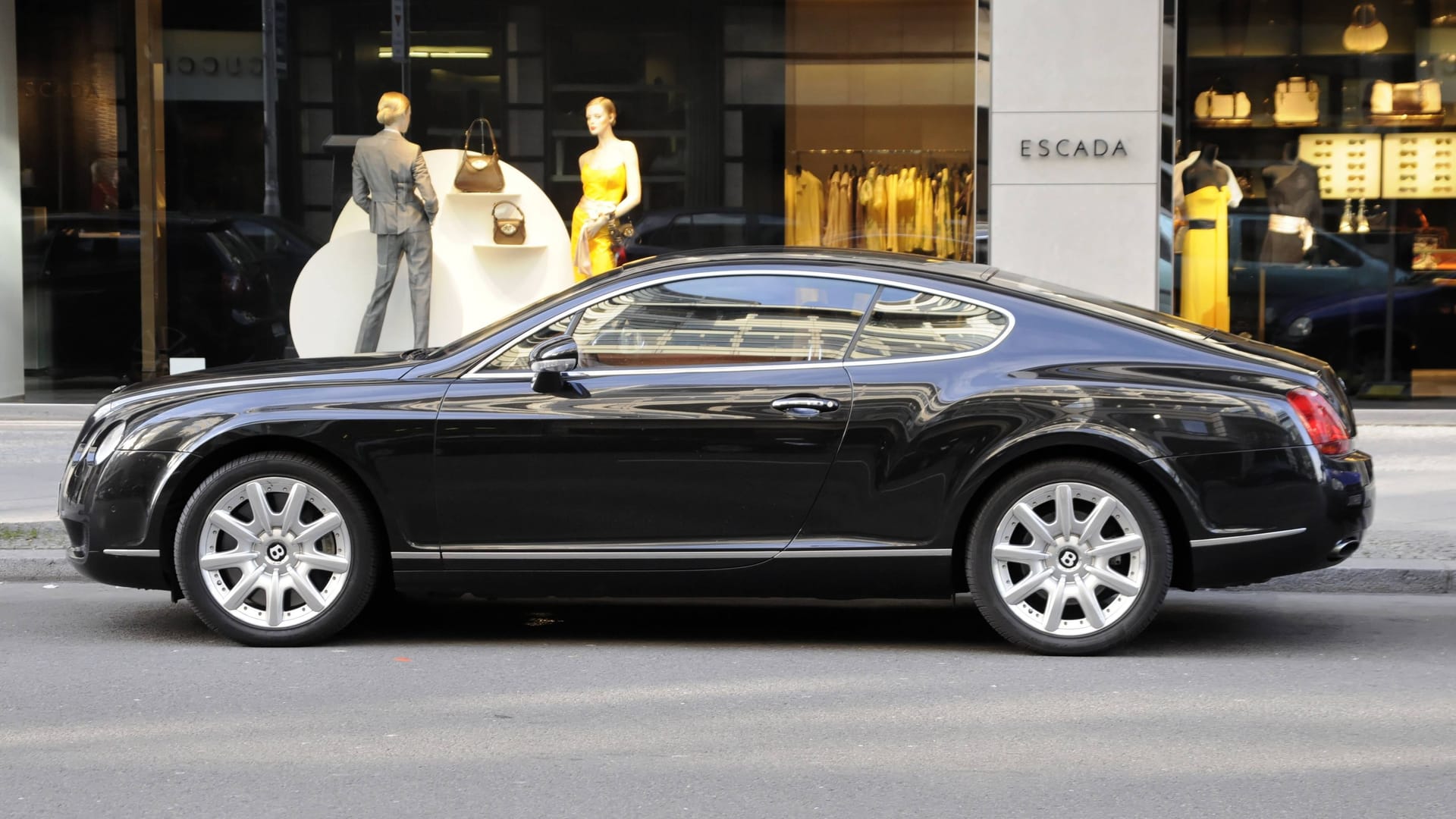 Luxus-Auto auf der Berliner Friedrichstraße (Symbolbild): Auch bei illegalen Autorennen sollen die Mietwagen laut LKA genutzt werden. Luxus-Auto auf der Berliner Friedrichstraße (Symbolbild): Auch bei illegalen Autorennen sollen die Mietwagen laut LKA genutzt werden.