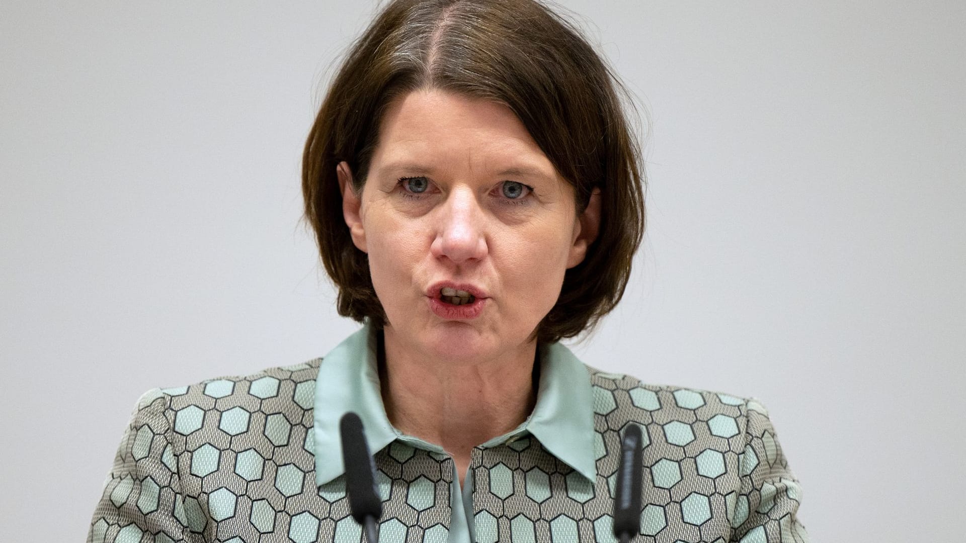 Martina Rosenberg: Die Präsidentin des Bundesamtes für den Militärischen Abschirmdienst warnt vor Bedrohungen durch gegnerische Geheimdienste.