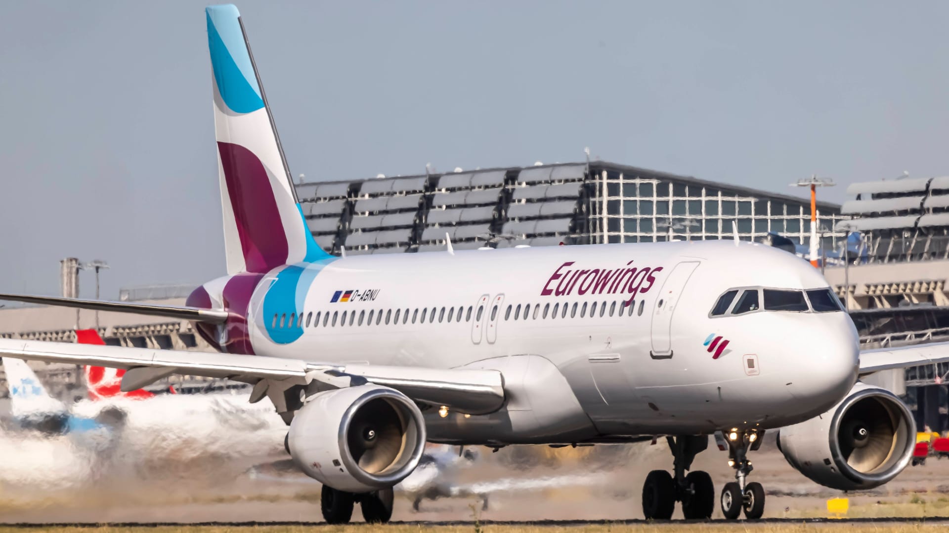 Flugzeug bei der Landung: Reisende, deren Flug streikbedingt ausfällt, sollten spätestens bis Mittwochnachmittag über Beförderungsalternativen informiert werden. Flugzeug bei der Landung: Reisende, deren Flug streikbedingt ausfällt, sollten spätestens bis Mittwochnachmittag über Beförderungsalternativen informiert werden.