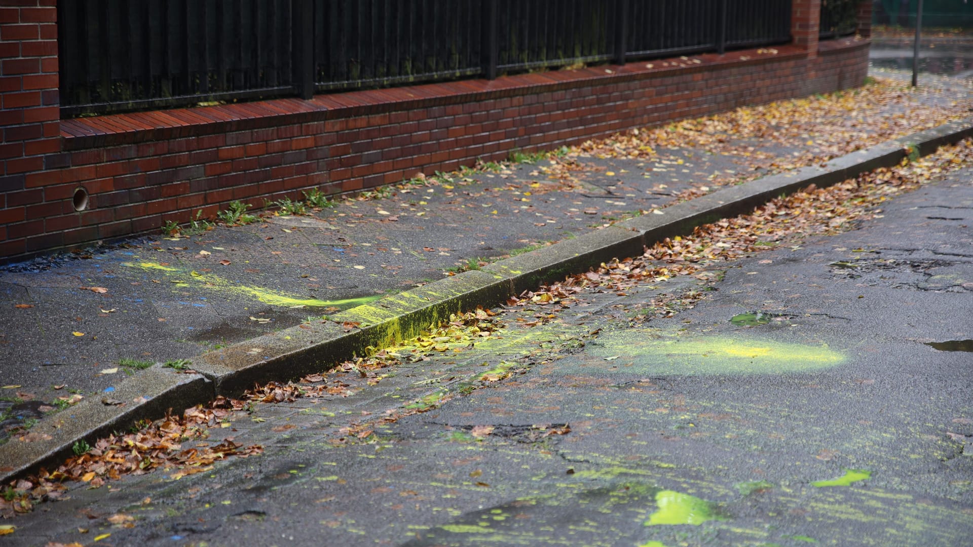 Farbkleckse auf dem Asphalt vor dem russischen Konsulat: Mehrere Glasflaschen mit Farbe warf ein Unbekannter auf den Boden.