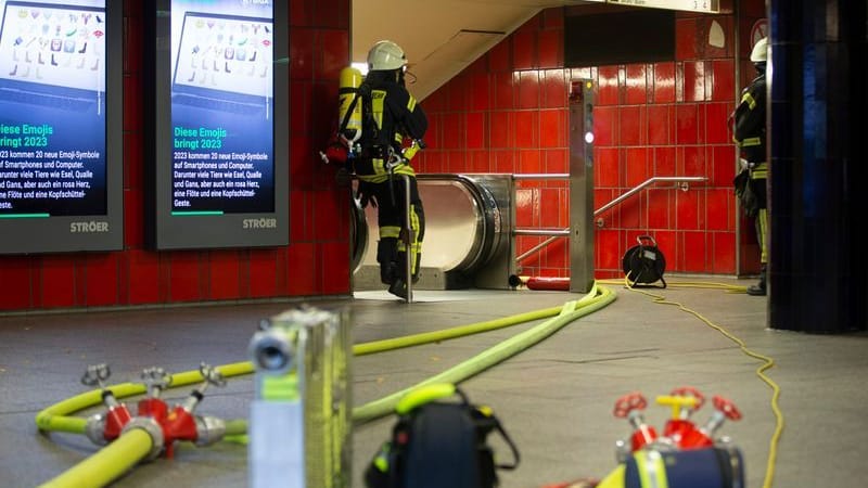 Aus bisher unklaren Gründen war Feuer mit starker Rauchentwicklung ausgebrochen, bei dem einige Menschen verletzt wurden. Der Verkehr auf einigen U-Bahnlinien musste zeitweise eingestellt werden. Aus bisher unklaren Gründen war Feuer mit starker Rauchentwicklung ausgebrochen, bei dem einige Menschen verletzt wurden. Der Verkehr auf einigen U-Bahnlinien musste zeitweise eingestellt werden.